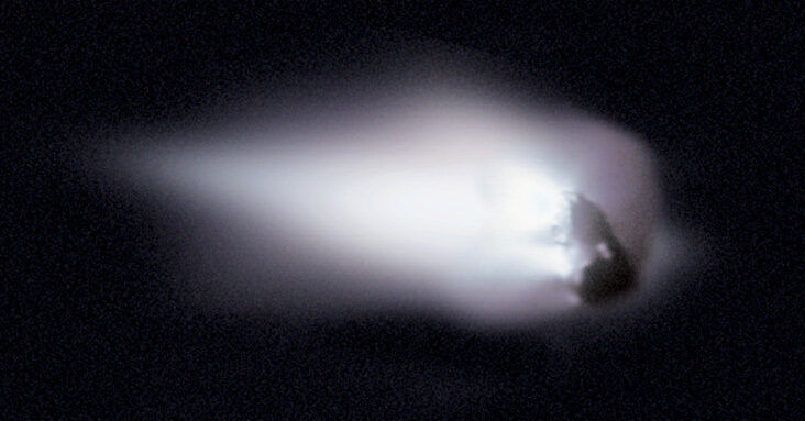 Foto genomen vanaf de sonde Giotto waarop de kern van de komeet van Halley te zien is