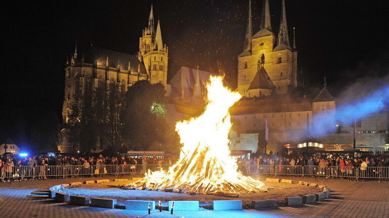 Een traditionele Walpurgisnachtviering (Nacht van de Heksen) op de Domplatz.