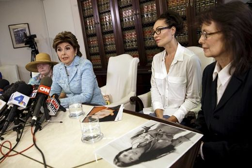 Van links naar rechts: Colleen Hughes , advocate Gloria Allred, Eden Tirl en Linda Ridgeway Whitedeer