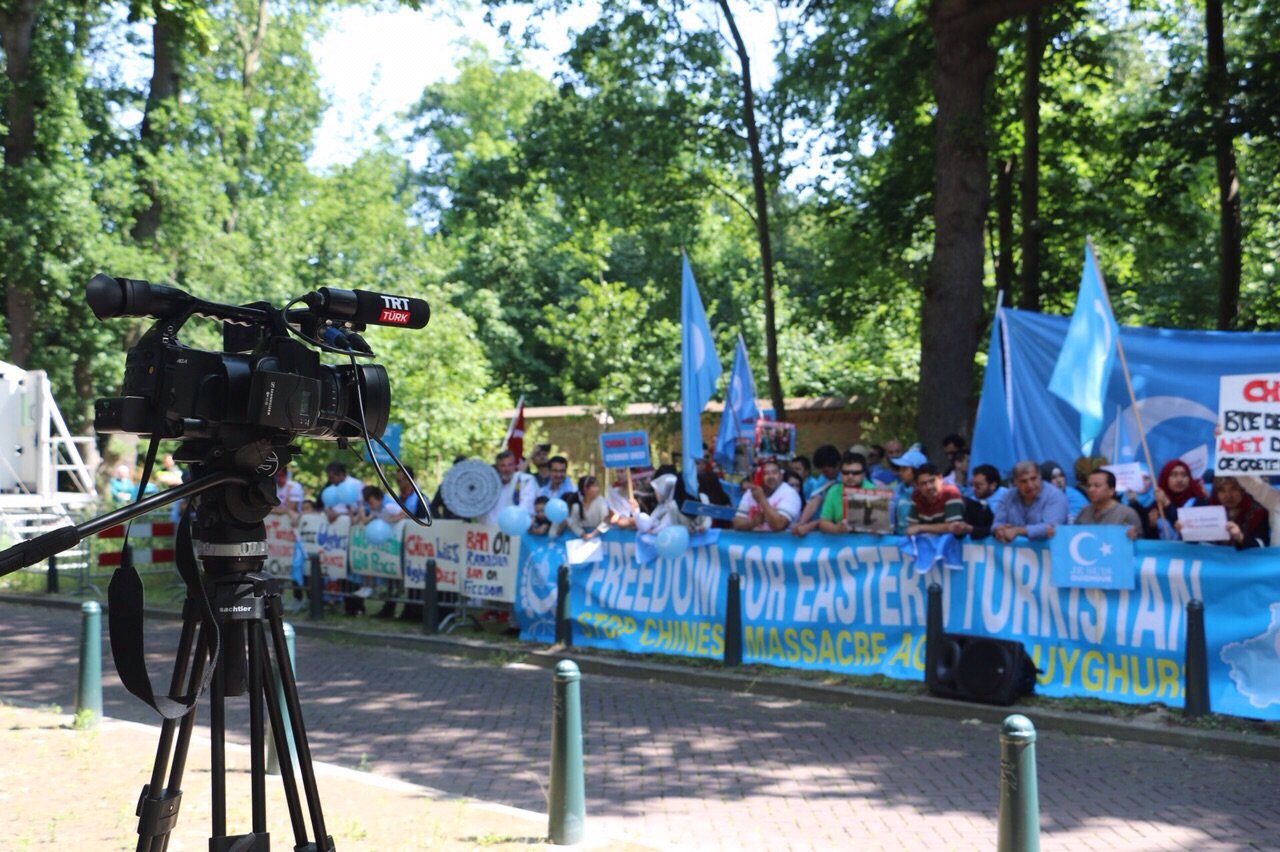 Demonstrerende Oeigoeren in Den Haag