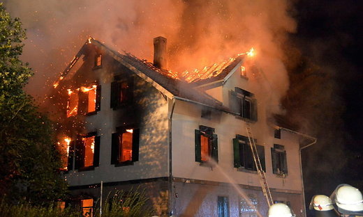 AZC in brand in Duitsland