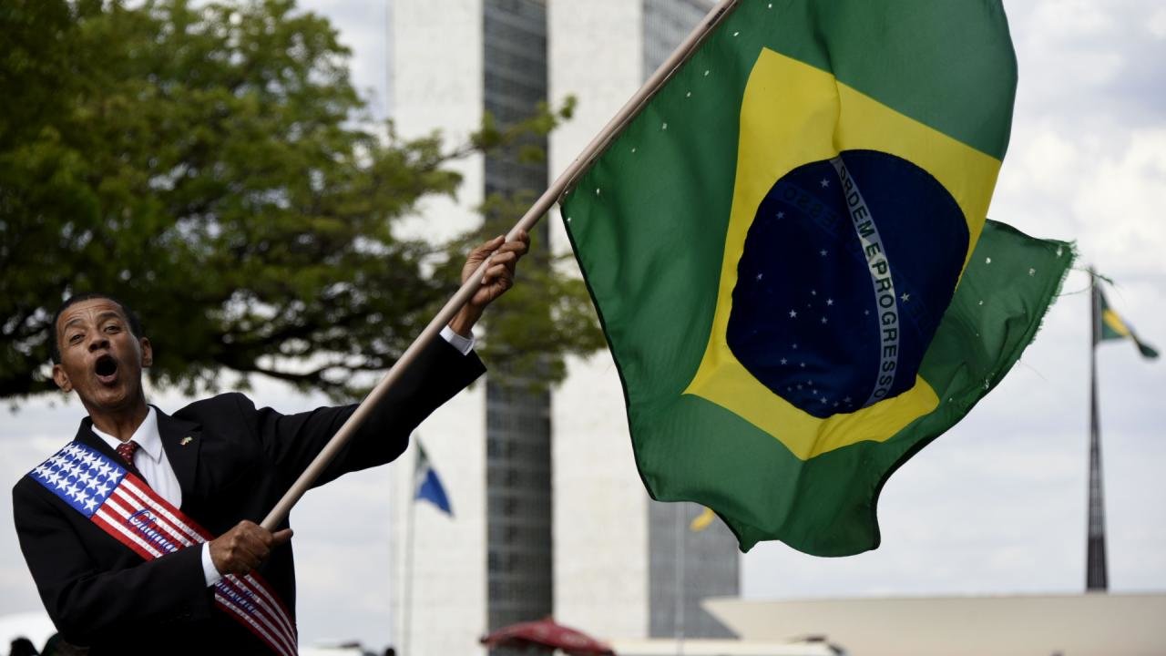 Blije Braziliaan na Rousseff is weggestemd