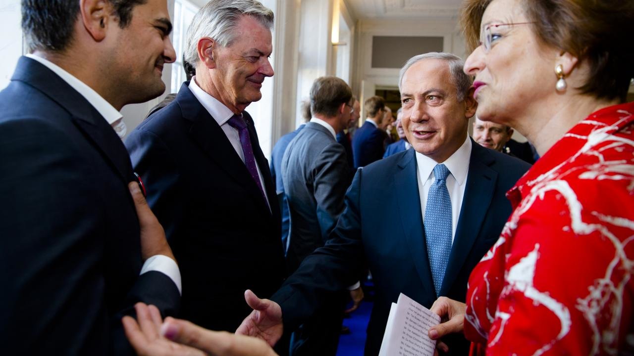 Man weigert hand Netanyahu
