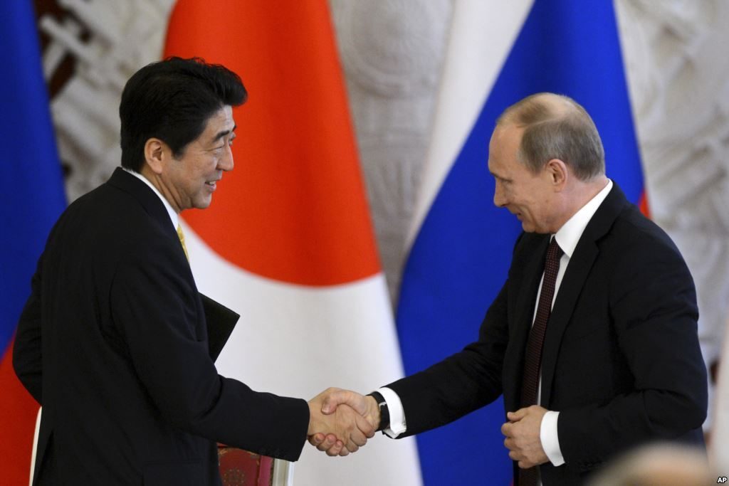 Japanse premier Shinzo (L) Russische president Poetin (R)