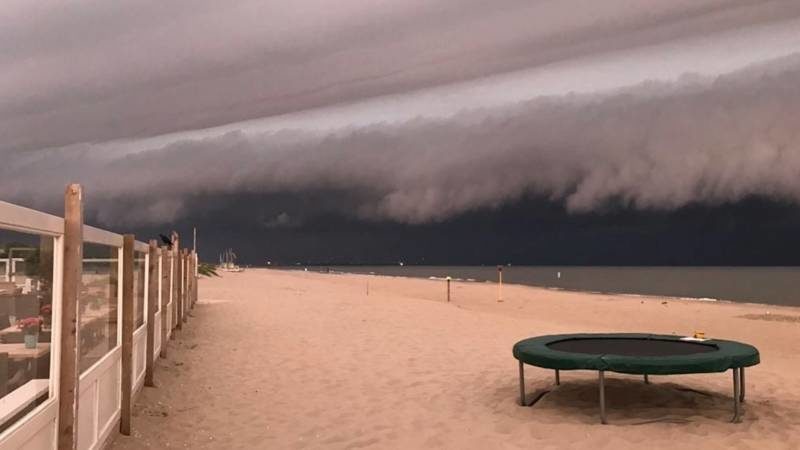 Een foto van dreigende luchten boven het strand voordat de vloedgolf aankwam