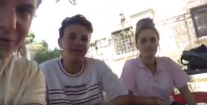 Pierre Le Corf interviewt een groep Syrische jongeren