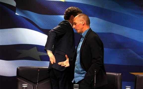 Kouder dan dat kon een handdruk moeilijk zijn... Dijsselbloem ontwijkt Varoufakis na hun allereerste persconferentie in Athene