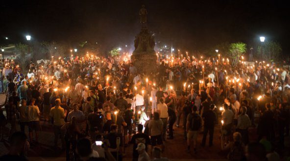 Rechtsextremisten omsingelden gisteravond het standbeeld van Robert E. Lee
