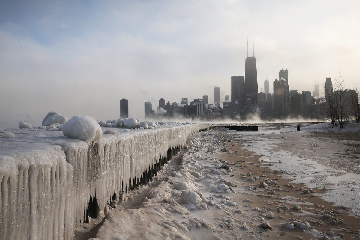 Chicago bedekt onder ijs en sneeuw