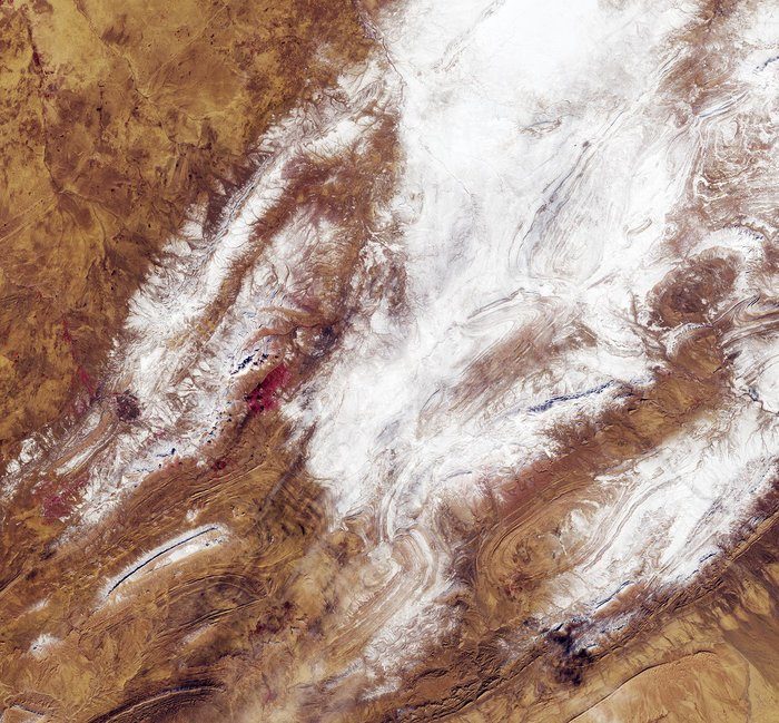 Uniek beeld van sneeuwval in de Sahara, vastgelegd door de Sentinel-2A satelliet