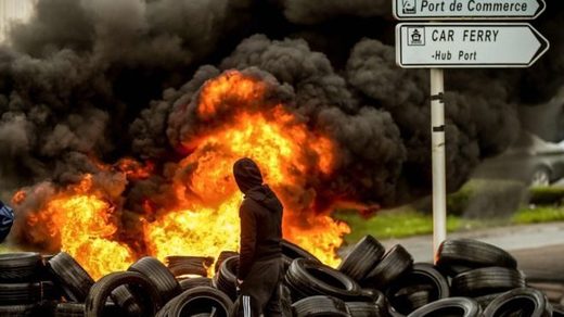 Klik om te vergroten fishermen protest france