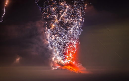 Lightning strikes volcano