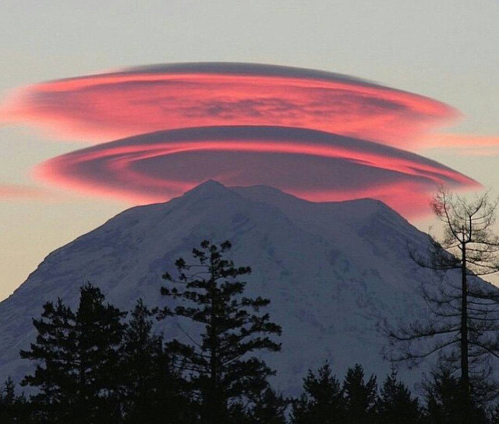 Klik om te vergroten Lenticular clouds at My Rainier