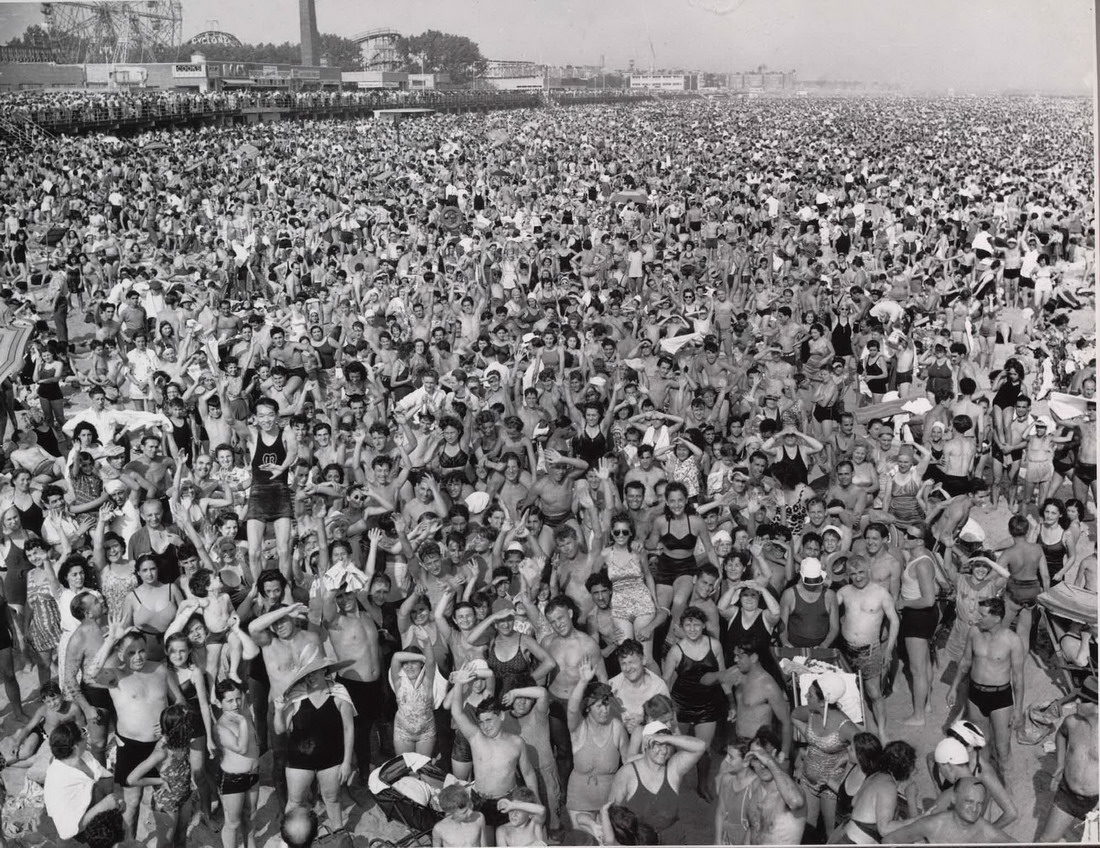 Klik om te vergroten Coney Island Beach during the hot summer of 1940 July heatwave, 1940 weegee
