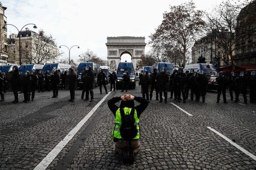 Arc de Triompe protester