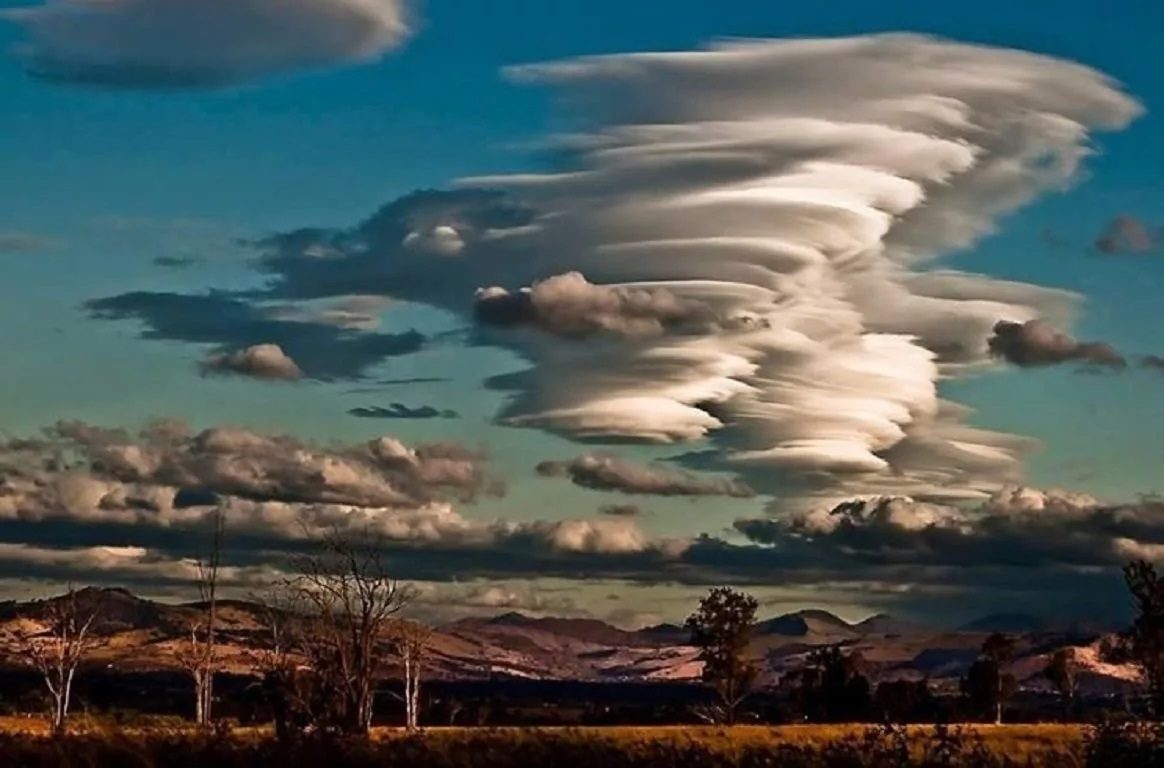 Lenticular clouds