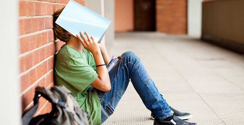 jongens lopen acther top school