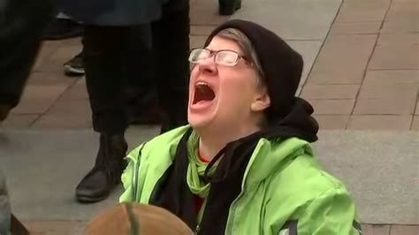 schreeuwende vrouw Trumps overwinningszege