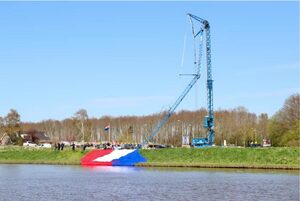 Is dit symbolisch voor de staat waarin ons land in verkeerd? Hijskraan in Emmeloord met de grootste vlag van Nederland ter aarde gestort.