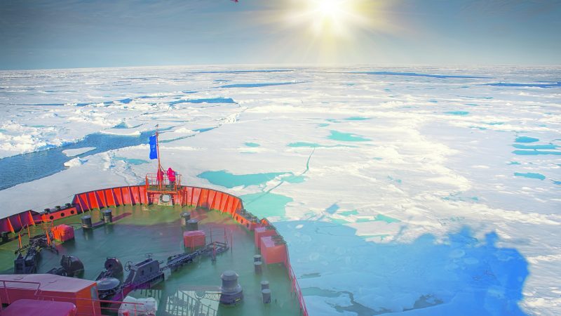 Noordpoolroute vrachtschepen ingesloten ijs dichtgevroren