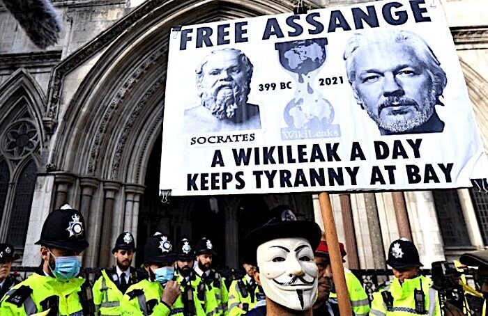 Assange demonstrant