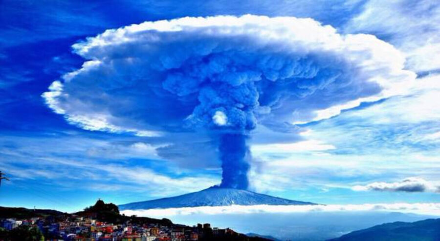 De uitbarsting van de Etna in 2015. De hevigste van de afgelopen 20 jaar. De rookpluim die de tropopauze bereikte, werd geblokkeerd, vandaar de karakteristieke paddestoelvorm.