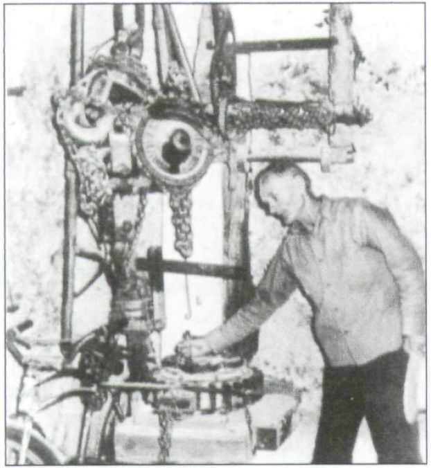 Stansfield Edward Leedskalnin met zijn zelfgebouwde elektrische generator