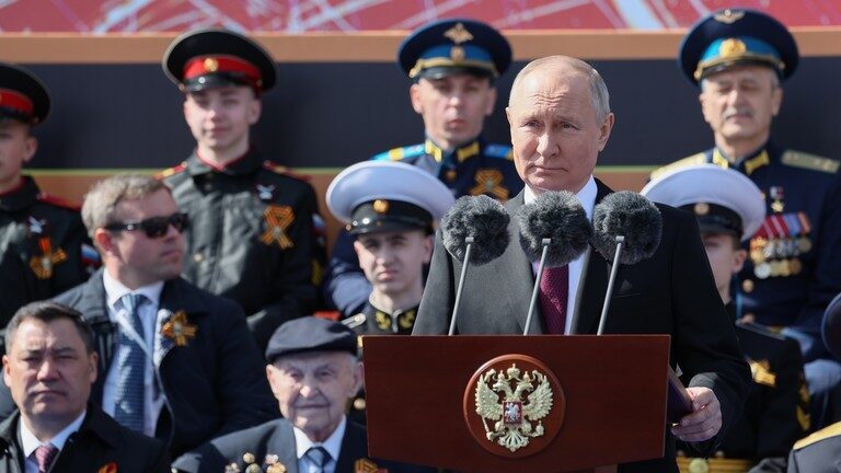 De Russische president Vladimir Poetin houdt een toespraak tijdens de militaire parade op de Dag van de Overwinning