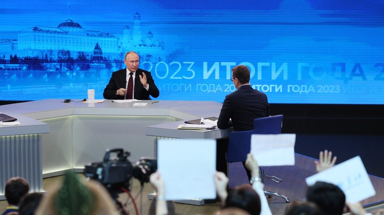 De Russische president Vladimir Poetin houdt een grote persconferentie in Moskou, Rusland, op 14 december 2023.