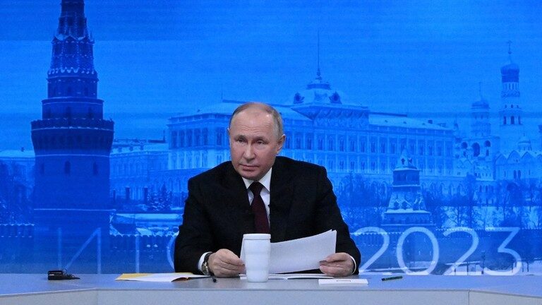 De Russische president Vladimir Poetin houdt het 'Resultaten van het Jaar'evenement.