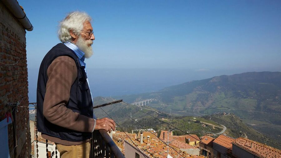 Klik om te vergroten Giulio Gelardi manna oogst sicilië hars oeroud voedsel