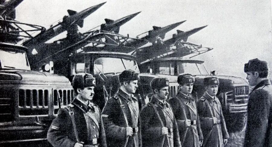 Klik om te vergroten soviet-soldaten ufo aanval steen