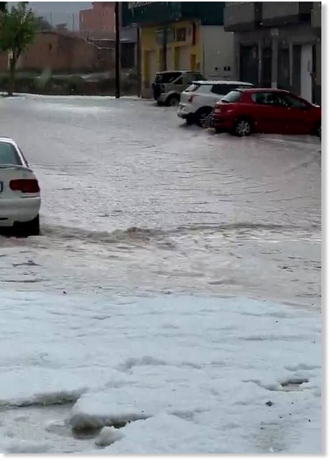 Op nauwelijks te geloven beelden is te zien hoe voertuigen schade opliepen door de hagel en hoe anderen vast kwamen te zitten tussen ijsschotsen van enkele centimeters dik in Villar del Arzobispo, waar de bewoners niets konden doen om hen te bevrijden.