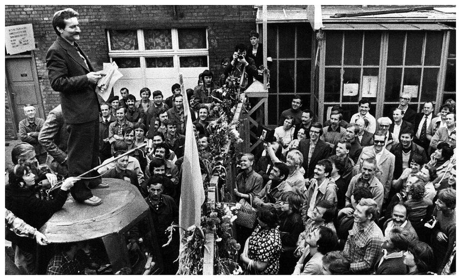 Klik om te vergroten Lech Walesa spreekt Poolse arbeiders toe