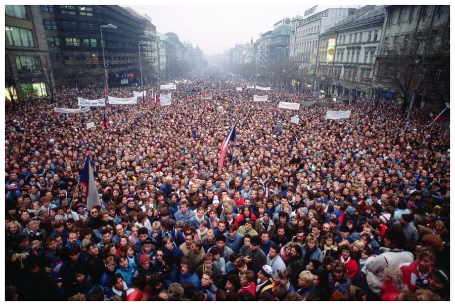 Klik om te vergroten De ‘Fluwelen Revolutie’ van Tsjechoslowakije eind 1989