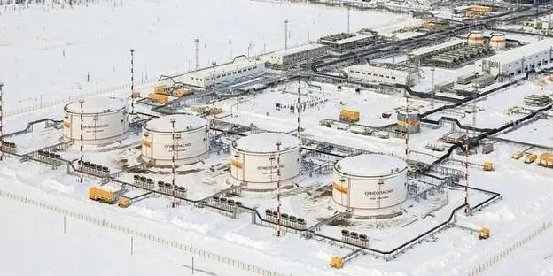 Russische olieraffinaderij in het poolgebied