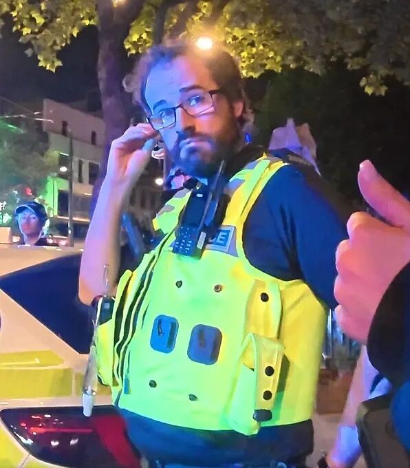 britse politie arresteert cameraman