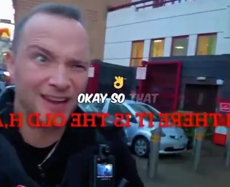 Britse politie intimideert het publiek